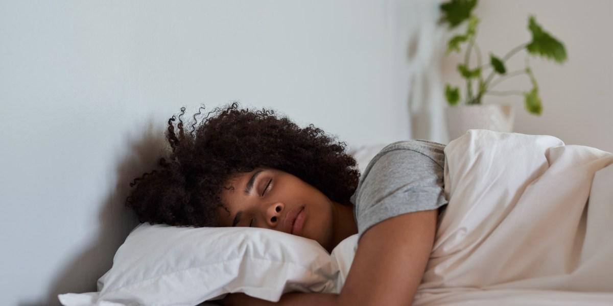 A Harvard professor criticizes the 'lie' about the need to sleep 8 hours a night...