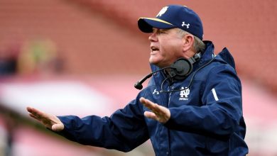 Photo of Notre Dame football coach Brian Kelly links the coronavirus outbreak to the pre-match meal and player’s vomiting