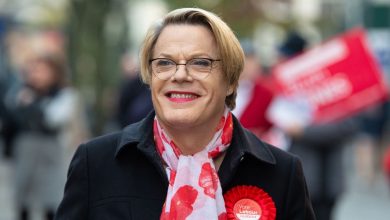 Photo of Eddie Izzard says she will use the pronouns “he / she”
