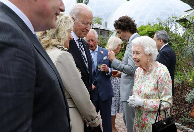 The Queen in the evening G7.  With Carlo, Camilla, William and Kate Corriere.it