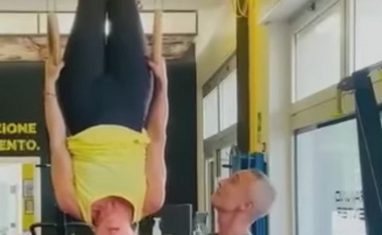 Giorgia Meloni shares in the gym an inverted workout: double meanings are unleashed on social media