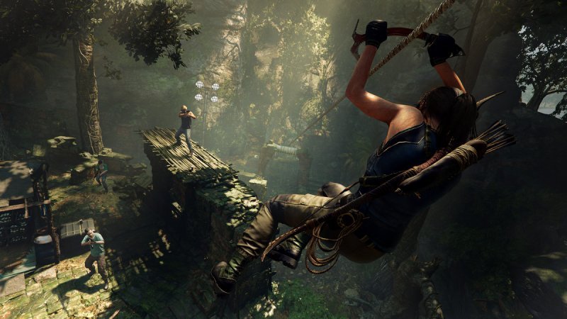 Shadow of the Tomb Raider, Lara turns on an enemy by sliding on a rope
