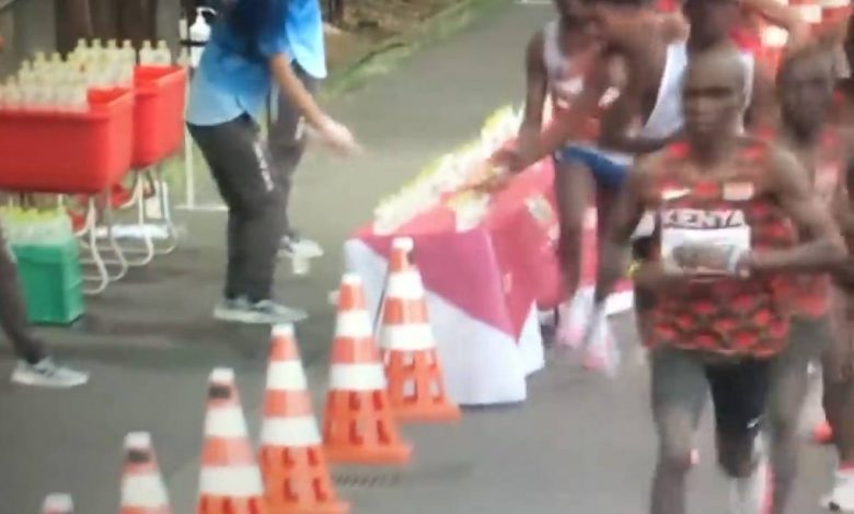 The shock gesture of a marathon runner: what he does to his opponents