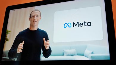 Photo of Facebook, changed the official name to Meta.  Zuckerberg: “We are now a social network, we want to become a metaverse”