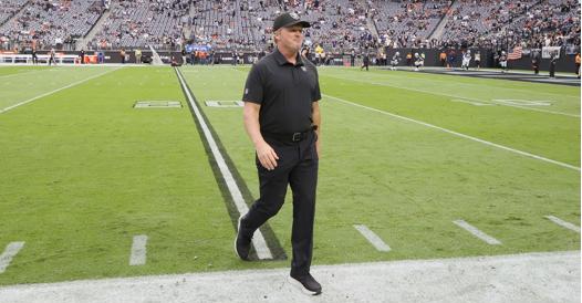 Las Vegas Raiders coach Jon Gruden resigns after old anti-gay, racist emails were discovered - Corriere.it