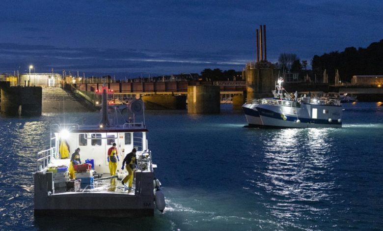 Brexit, French fishermen's protest continues in the canal: ferries stopped and access to the Eurotun tunnel blocked