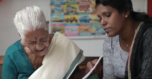 In India, a woman learned to read and write at the age of 104 - Corriere.it