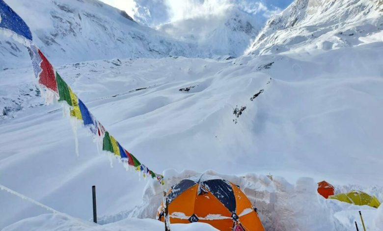 Simon Morrow rescued in Kathmandu, an avalanche destroys the base camp in Manaslu