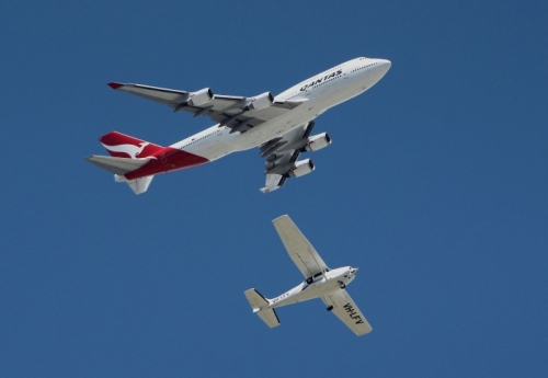 Un boeing 747 Cessna 172n Skyhawk ha rischiato volando troppo vicino a un jet privato. L