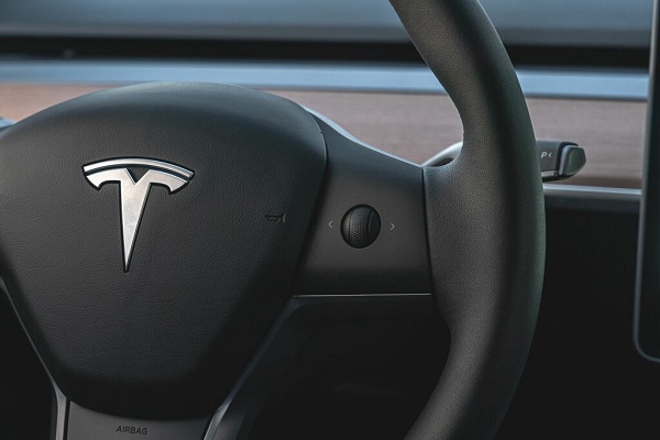 Hacker annuncia: “Controllo 25 Tesla da remoto”