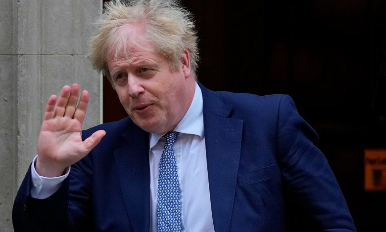 UK, PM Johnson loses parts: his political strategist and communications director quit