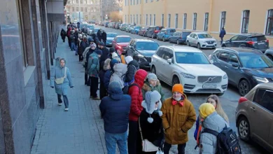 Photo of Russians looking for cash: Long queues at ATMs.  Concerns about the ruble