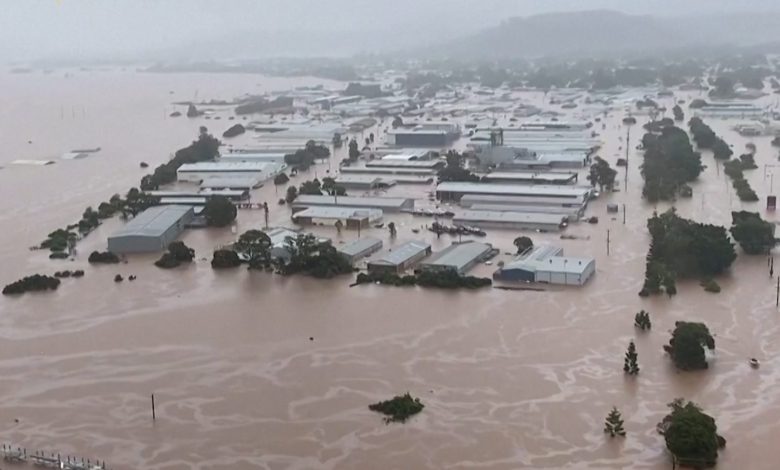 Australia, 9 dead and 40 thousand evacuations due to floods.  what happens