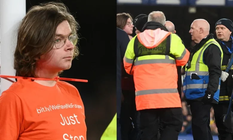 A fan tied the column from his neck during the Everton and Newcastle match!
