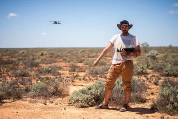A researcher from Curtin University (Australia) indicates the place where the meteorite identified by the drone fell.