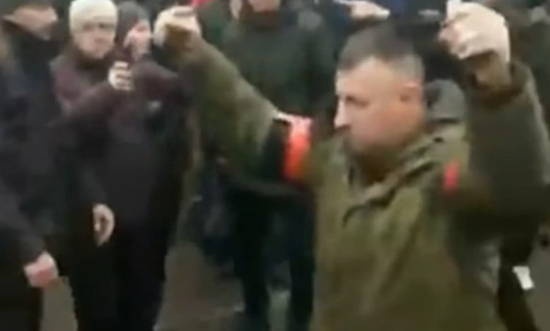 Ukraine ... a Russian soldier walking with two hand grenades demands surrender, and the crowd insults him: "Shame"