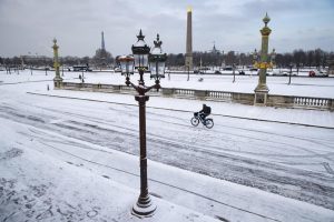 Chill: Paris under a white blanket