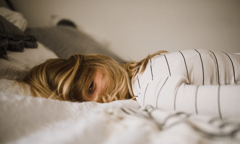If the rise in melatonin in the spring causes sleep problems, headaches upon waking and tiredness, here are the tips to follow