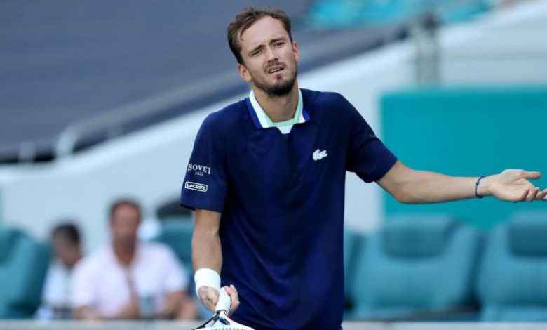 Wimbledon a rischio per i tennisti russi: Nikola Pilic attacca il governo britannico