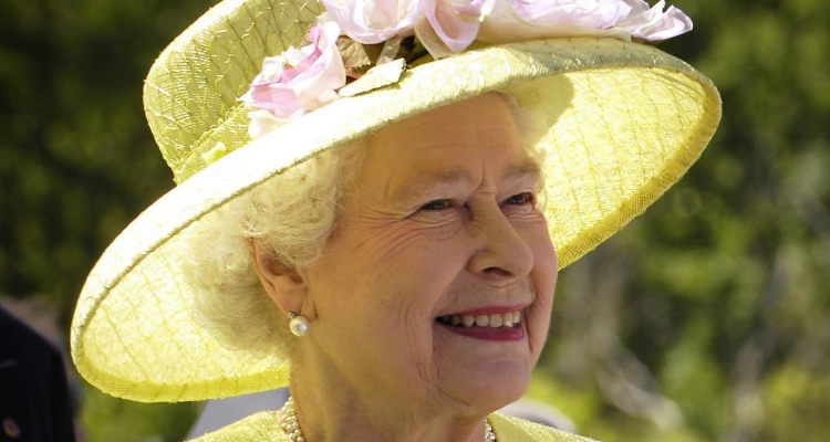 UK: Queen Elizabeth eats chips 'stacked like Jenga'