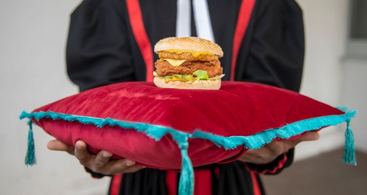 UK, Kentucky Fried Chicken celebrates the 70th reign of Queen Elizabeth with a 'crowned' sandwich