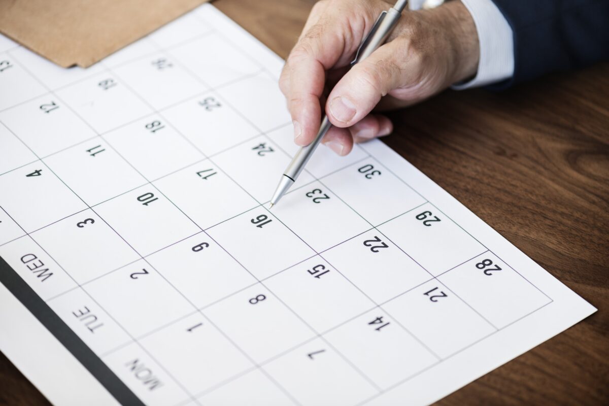 Businessman mark the calendar on a minute date