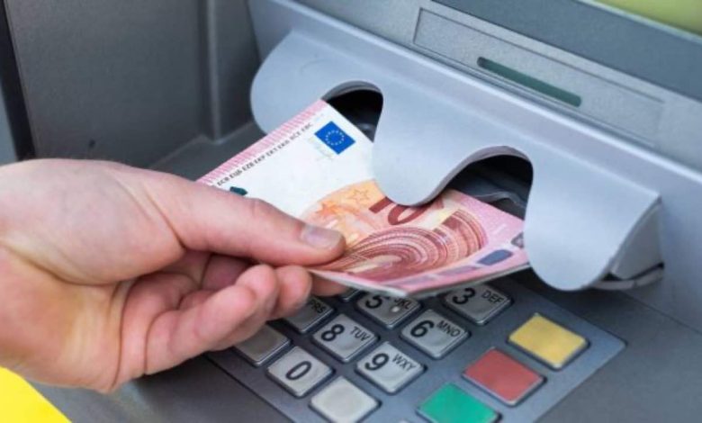 ATM withdrawals, new pressure on cash: the limit dropped again - Democrat
