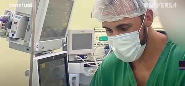 An anesthesiologist abuses a woman who was about to give birth, in the frame of the video
