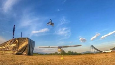 Photo of Mattia, 34, jumps 9 meters with his bike while a plane flies under him.  This amazing work