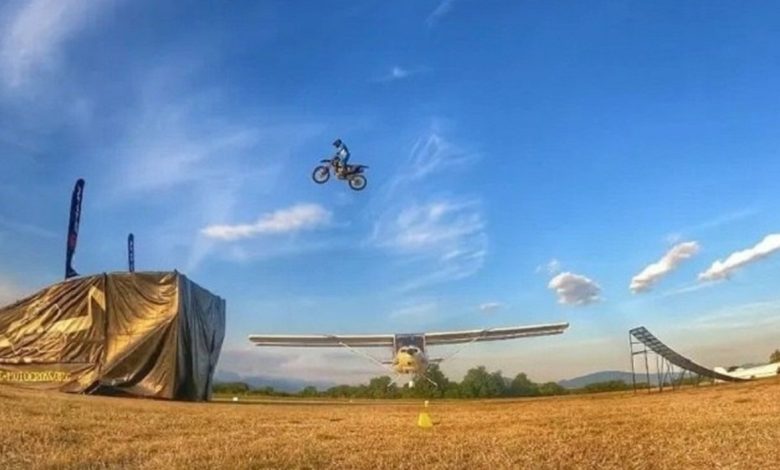 Mattia, 34, jumps 9 meters with his bike while a plane flies under him.  This amazing work