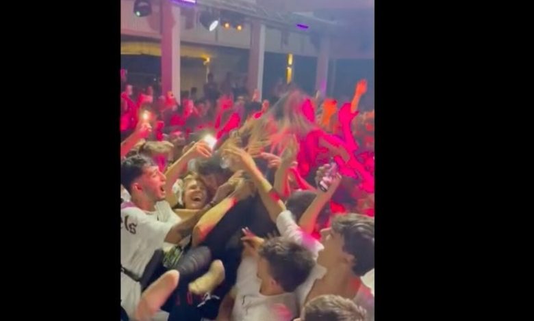 Fitness model Roberrick throws herself into the crowd at Café del Mar and groping: "You're naughty"