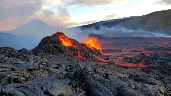 Red lava attracts thousands of tourists Corriere TV