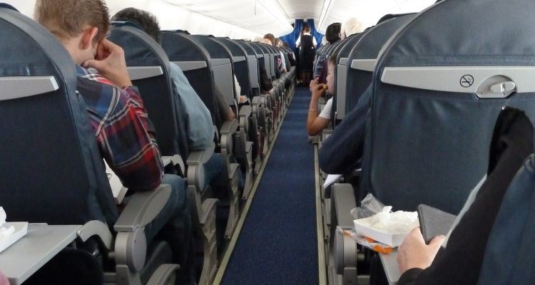 UK, no tonic lotion during flight: 70-year-old slaps flight attendant