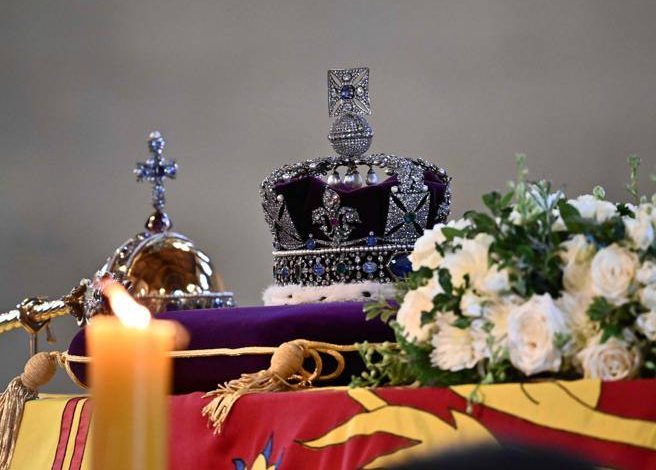 The 'journey' of the Queen's crown from Elizabeth's coffin to the Tower Corriere.it