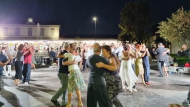 Photo of The magic of the tango dance enchants in Piazza Marconi: the station changes its face for one night – the video