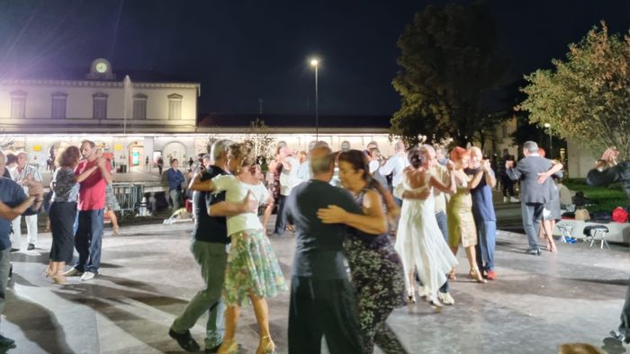The magic of the tango dance enchants in Piazza Marconi: the station changes its face for one night - the video