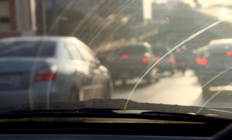 Pour a tablespoon of oil on the windshield: what happens to the glass will blow your mind