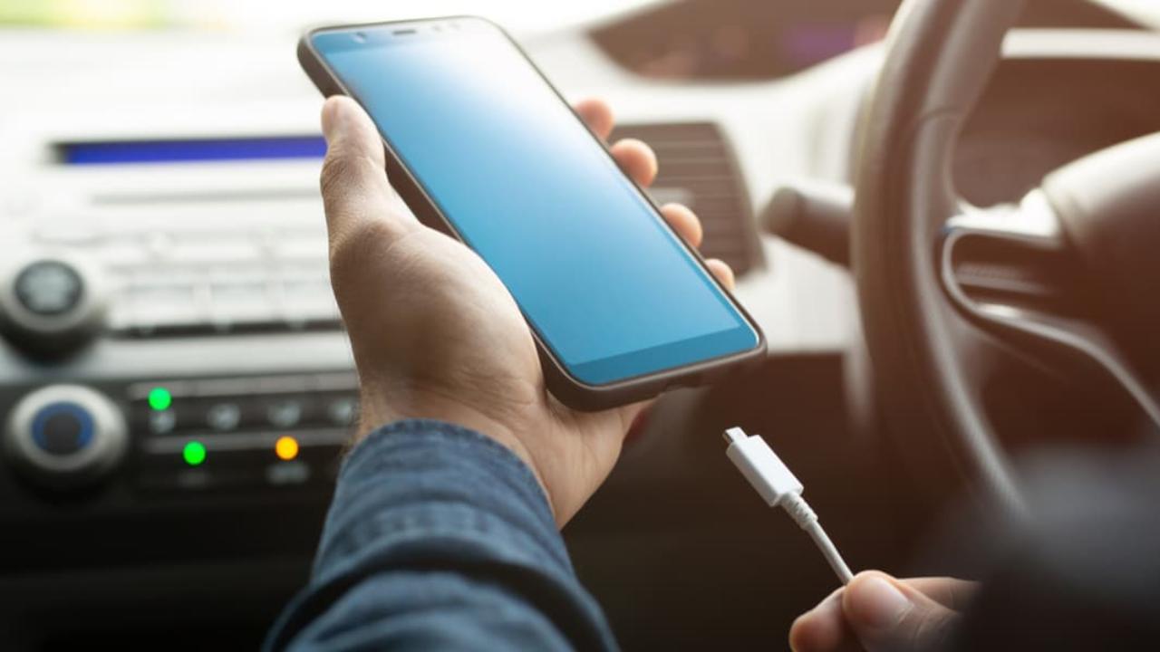 Photo of Charge the phone in the car, be very careful: this way you get rid of the battery
