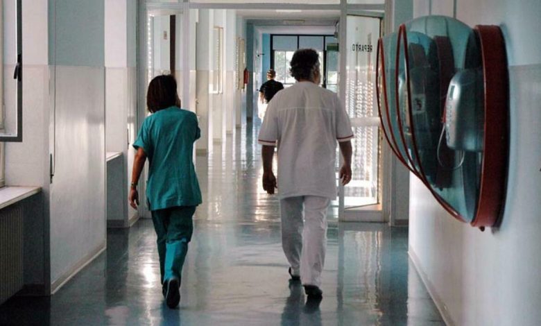 Sanità, medici contro infermieri: a rischio gli aumenti di stipendio