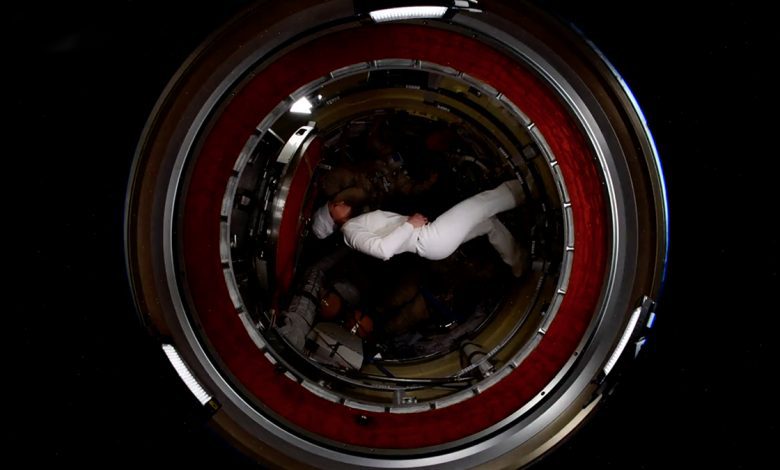 Samantha Cristoforetti as in "2001: A Space Odyssey": Walking in Velcro Shoes "In Zero Gravity" - Videos
