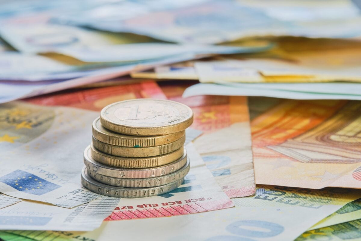 euro-money-euro-coins-coins-stacked-on top-of-each-other-in-different-positions-for-background-euro-banknotes-business-finance-business-news-concept-splash-screen-banner-minute-minute