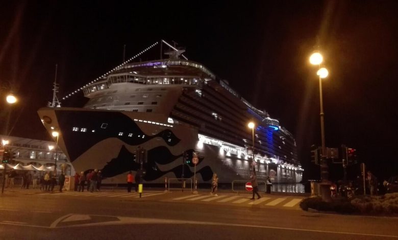 Cruise ship with 800 Covid positives
