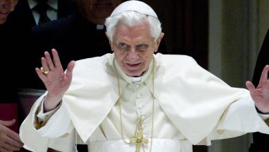 Photo of Detail in a portrait of Benedict XVI: what he wears on his wrist (and why)