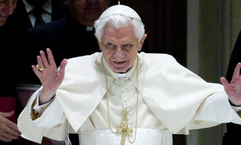 Detail in a portrait of Benedict XVI: what he wears on his wrist (and why)