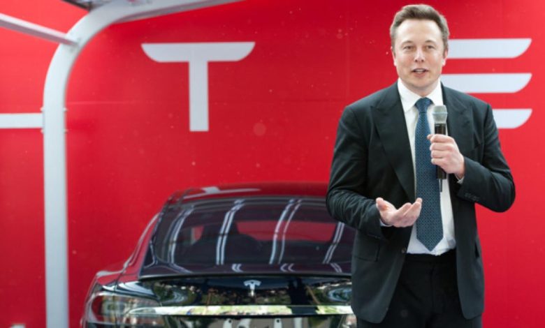 Elon Musk announces a fully self-driving FSD