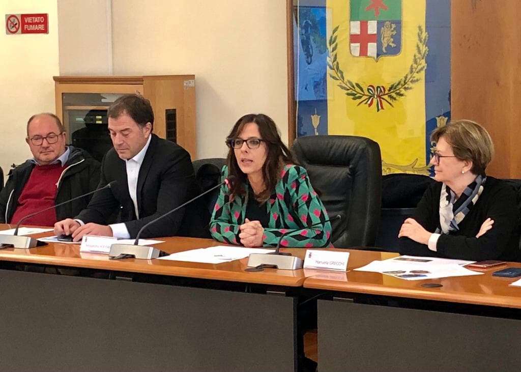 Statement by President Alessandra Hoffman.  Next to her are Antonio Rossi and Manuela Grecci.