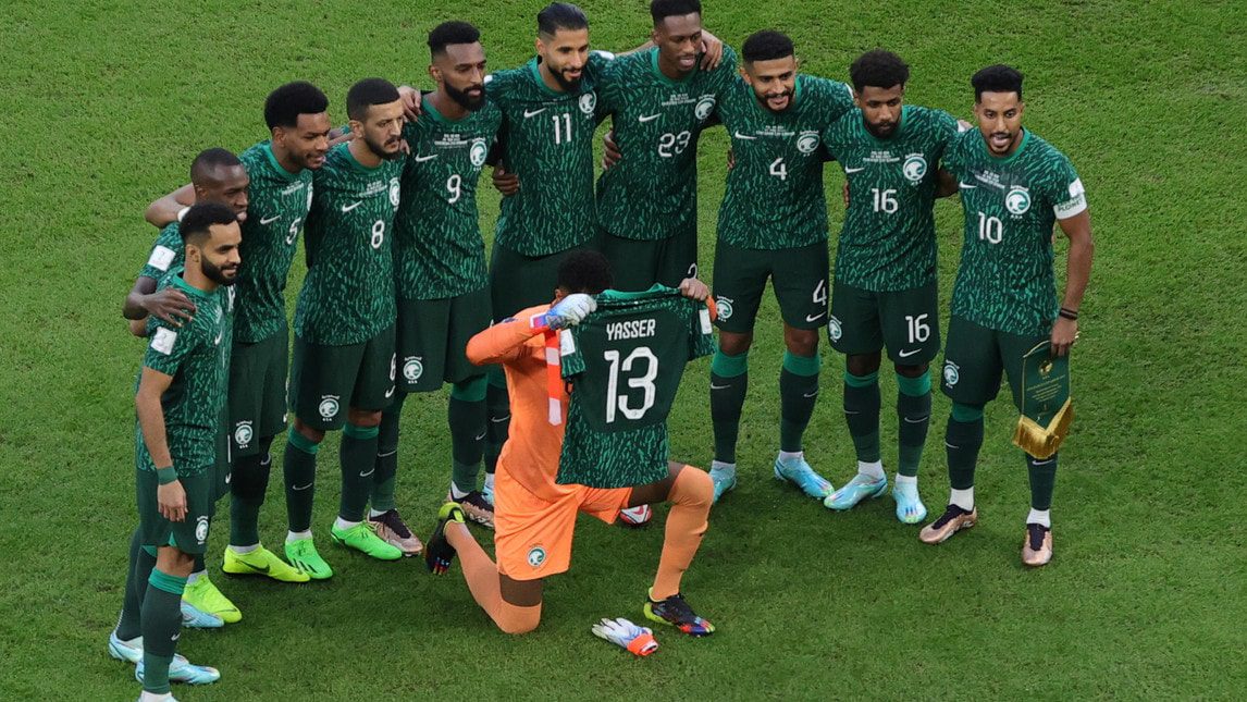 A nice gesture from the Saudi national team players before the match against Poland